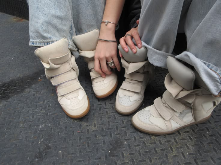 10'S WEDGE SNEAKER IN BEIGE